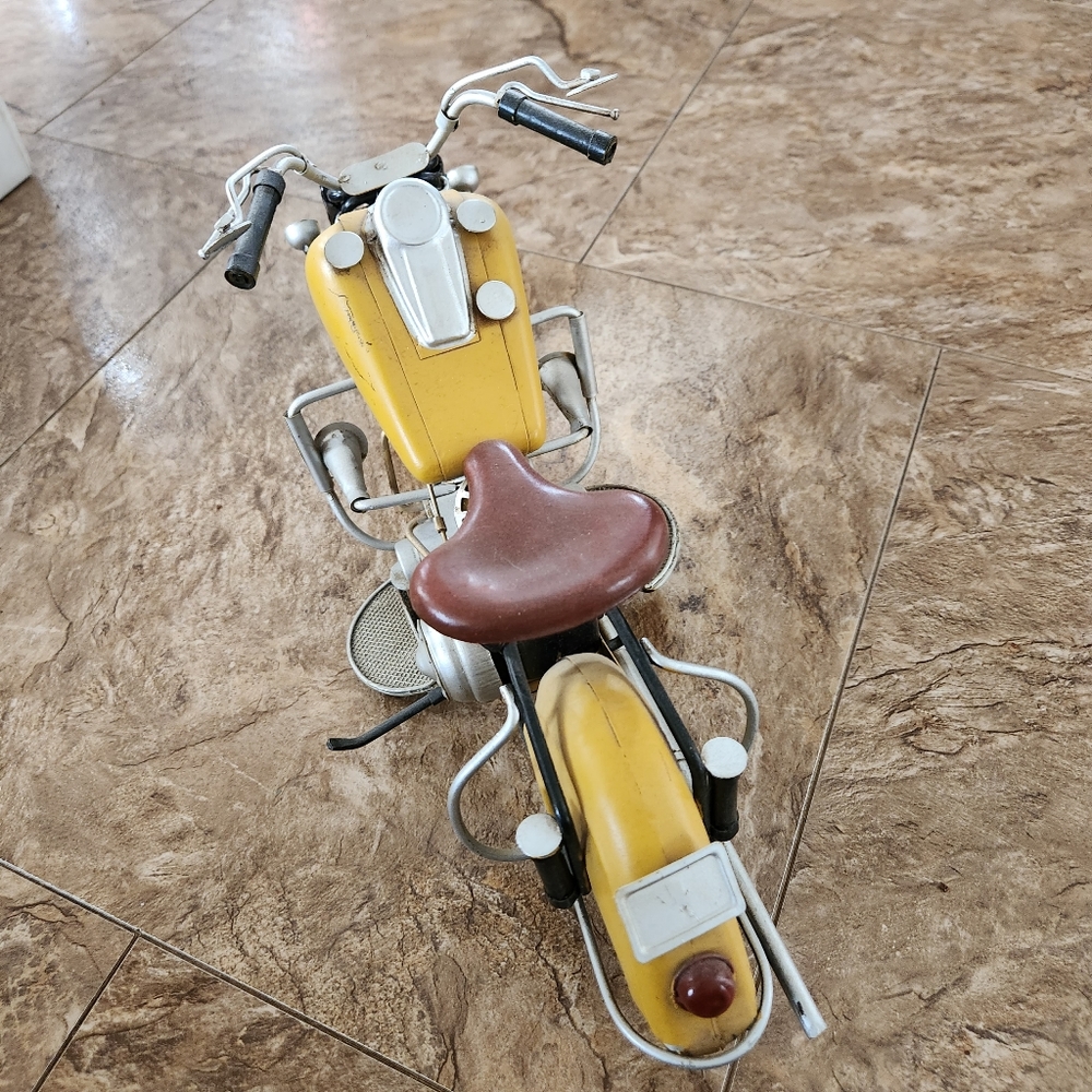 Metal folk art motorcycle tabletop decoration yellow - Picture 4 of 7